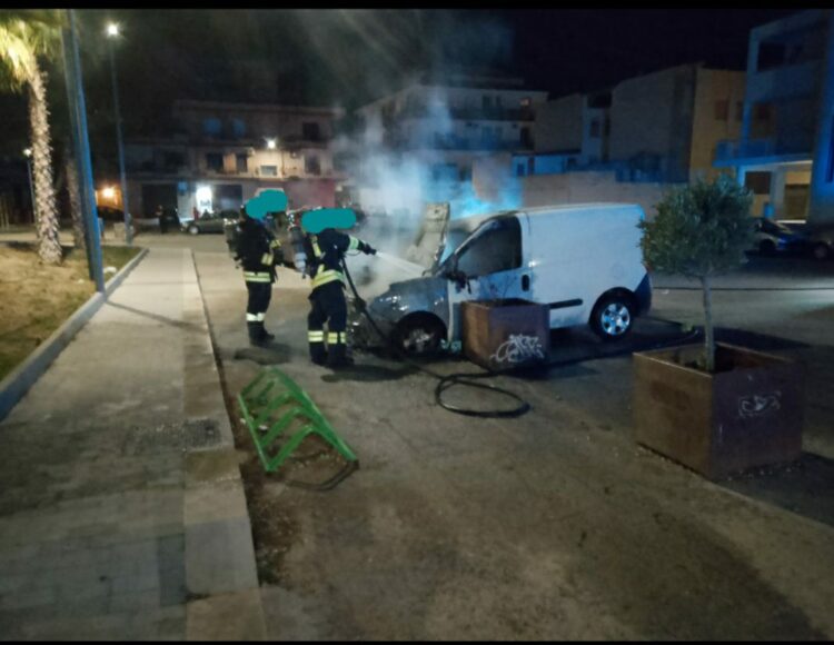 Vittoria, in fiamme un furgoncino in via Guido Rossa