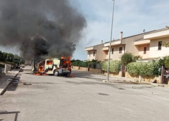 Chiaramonte, furgone in fiamme al villaggio Gulfi