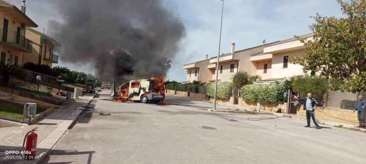 Chiaramonte, furgone in fiamme al villaggio Gulfi