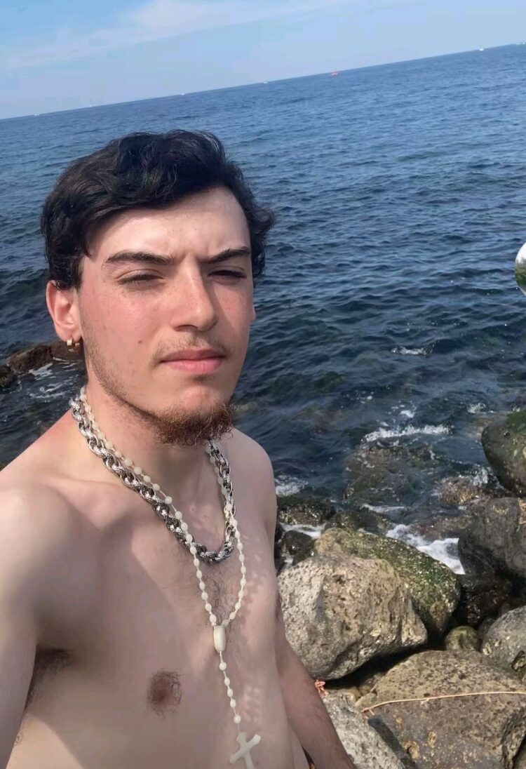 Cerca di recuperare un pallone finito in acqua e annega, addio al 20enne Simone Currò