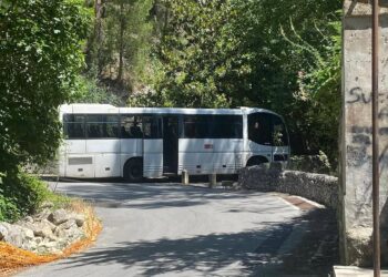 Chiaramonte, bus pieno di studenti finisce contro un muro