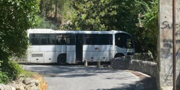 Chiaramonte, bus pieno di studenti finisce contro un muro