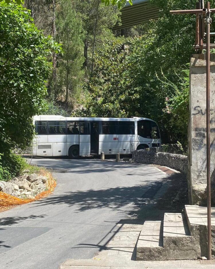 Chiaramonte, bus pieno di studenti finisce contro un muro