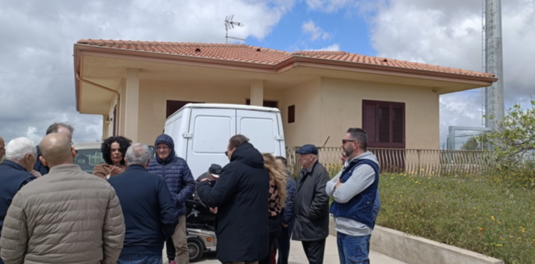 Modica, la mega antenna 5G a sette metri da casa