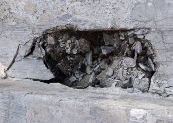 Vittoria, scende dalla banchina di casa propria e sprofonda nell’asfalto: ferita una donna