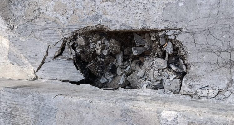 Vittoria, scende dalla banchina di casa propria e sprofonda nell’asfalto: ferita una donna