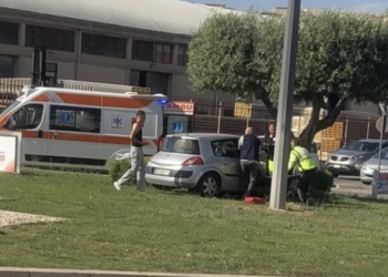 Modica, finisce con l’auto dentro un’aiuola. Strano incidente al quartiere Sorda