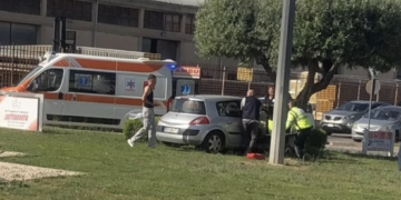 Modica, finisce con l’auto dentro un’aiuola. Strano incidente al quartiere Sorda