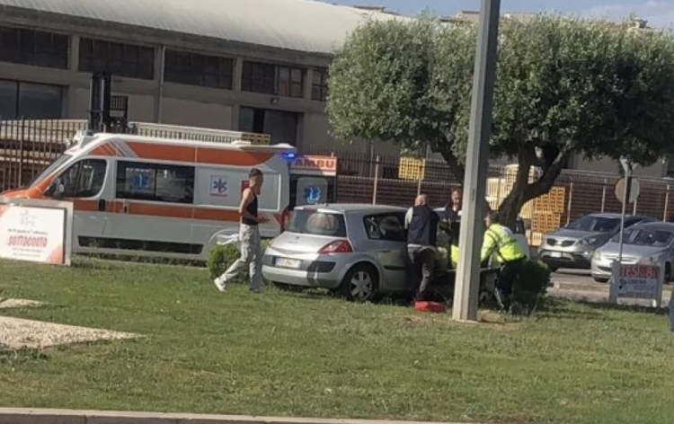 Modica, finisce con l’auto dentro un’aiuola. Strano incidente al quartiere Sorda