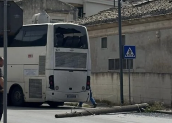 Modica, autobus fa retromarcia e fa cadere un palo