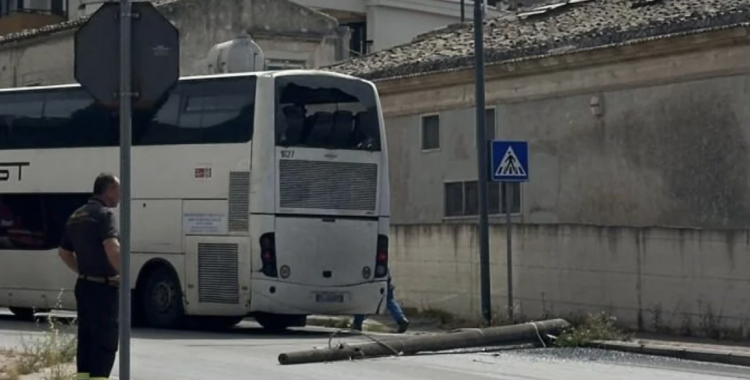 Modica, autobus fa retromarcia e fa cadere un palo