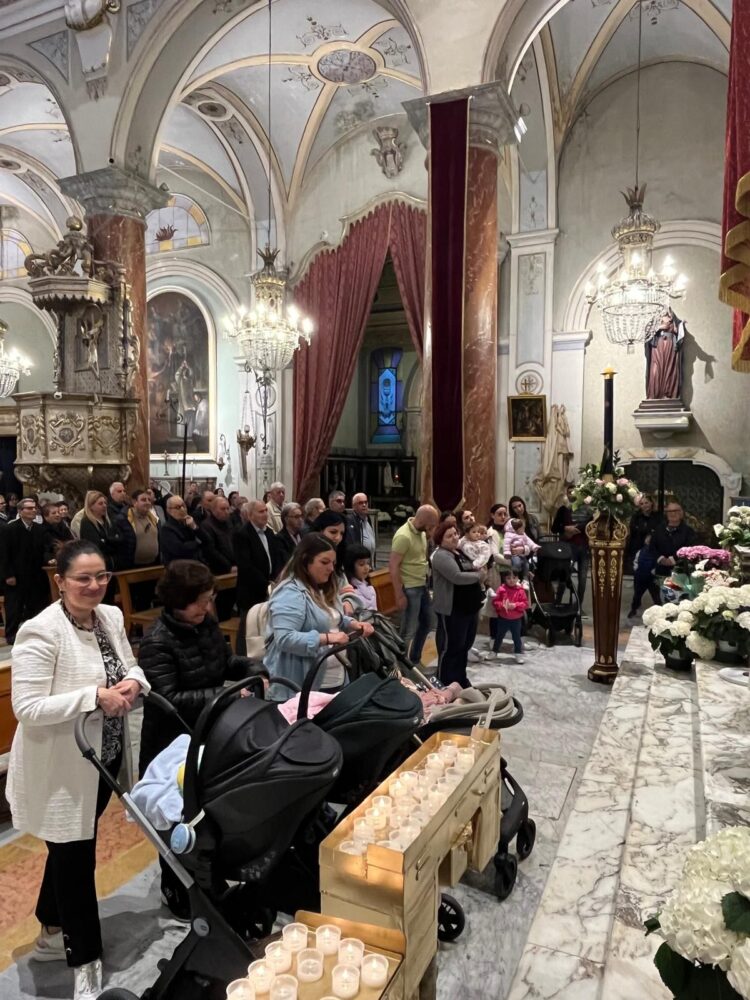 Chiaramonte Gulfi, benedetti i bambini nati e battezzati nel 2024