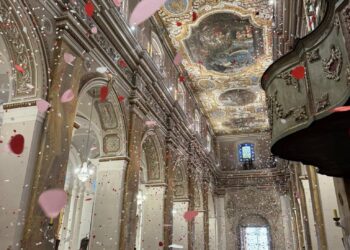 Comiso e la cascata di petali di rose per l’Addolorata