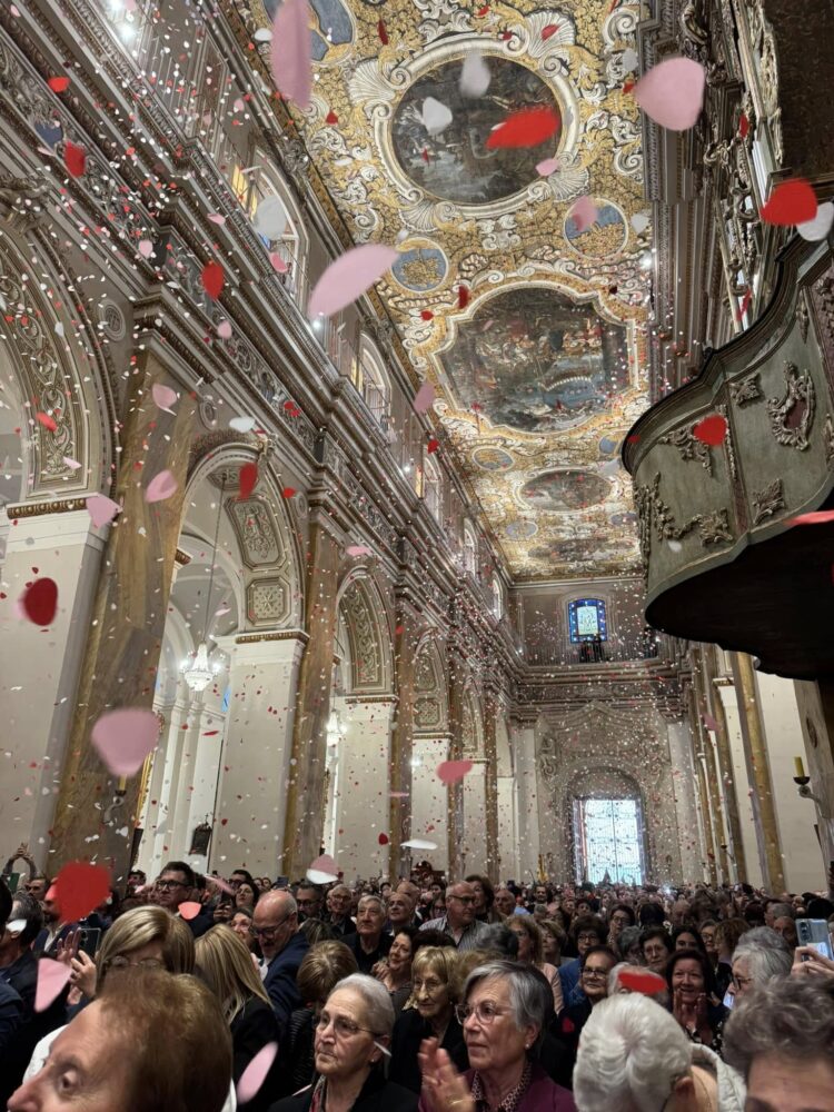 Comiso e la cascata di petali di rose per l’Addolorata