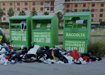 Modica, svuotavano i cassonetti per gli indumenti e li abbandonavano sulla strada: individuati e multati