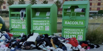 Modica, svuotavano i cassonetti per gli indumenti e li abbandonavano sulla strada: individuati e multati