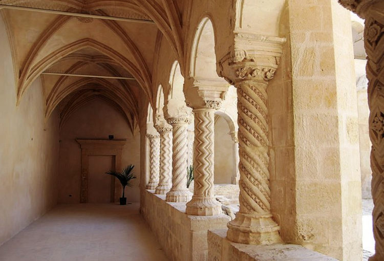 Modica e le tariffe per il chiostro di Santa Maria del Gesù per eventi privati, scoppia la polemica