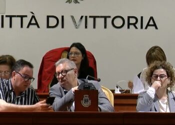 Vittoria, lucchetti e serrature incollati nella sala Carfì dove si tiene il consiglio comunale