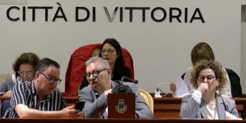 Vittoria, lucchetti e serrature incollati nella sala Carfì dove si tiene il consiglio comunale
