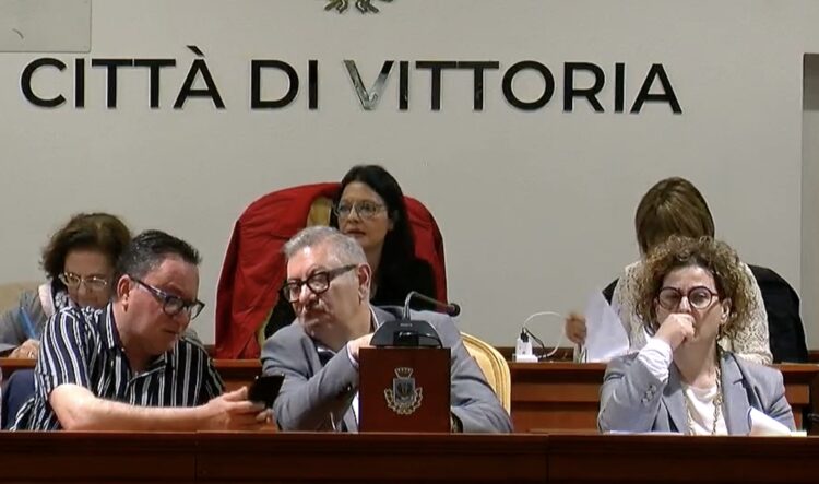 Vittoria, lucchetti e serrature incollati nella sala Carfì dove si tiene il consiglio comunale