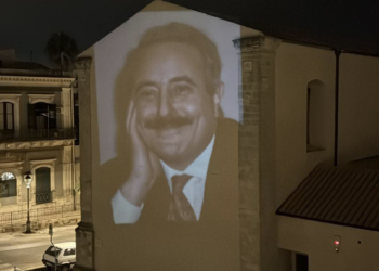 Vittoria, proietta l’immagine di Falcone sul muro della chiesa sotto il segno della legalità