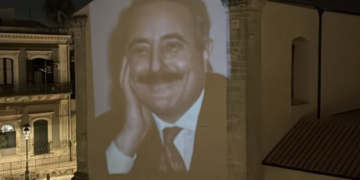 Vittoria, proietta l’immagine di Falcone sul muro della chiesa sotto il segno della legalità
