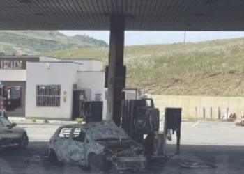 Si ferma per mettere benzina e l’auto si incendia, donna muore carbonizzata