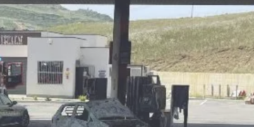 Si ferma per mettere benzina e l’auto si incendia, donna muore carbonizzata