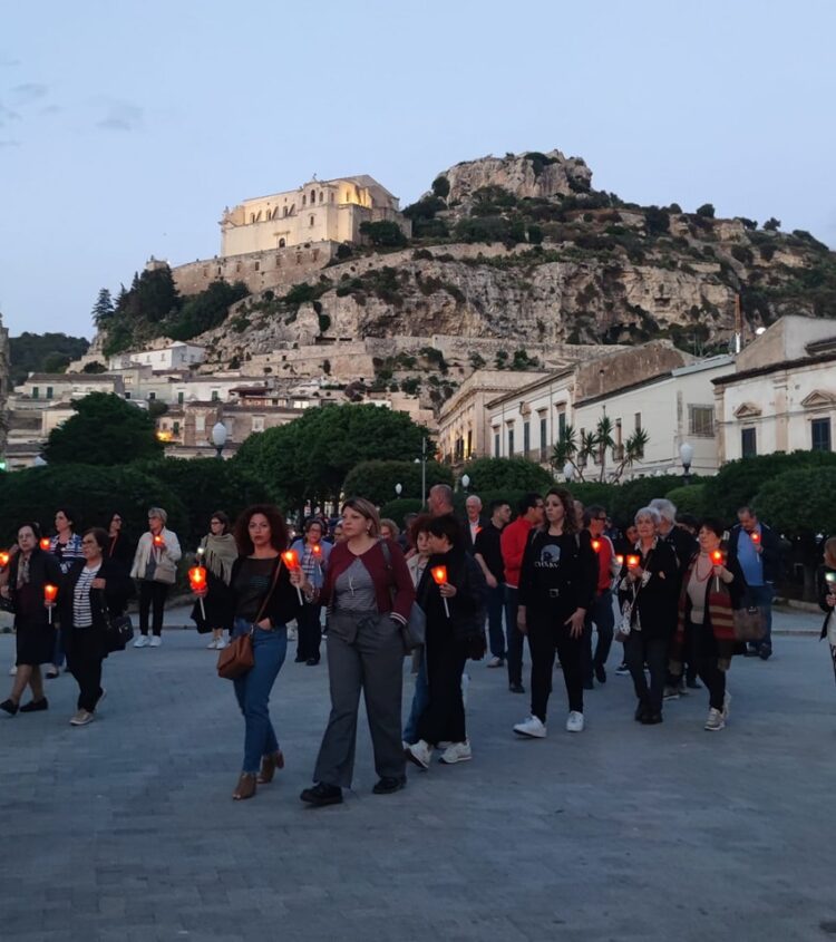 Scicli e l’omicidio di Ottaviano un anno dopo, stasera si è tenuta la fiaccolata
