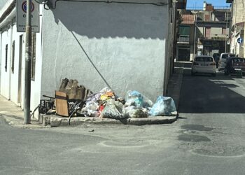 Vittoria, abbandona i rifiuti per strada come se nulla fosse: sanzionato