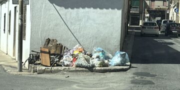 Vittoria, abbandona i rifiuti per strada come se nulla fosse: sanzionato