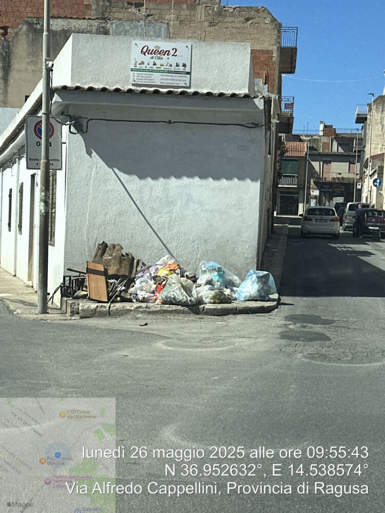 Vittoria, abbandona i rifiuti per strada come se nulla fosse: sanzionato