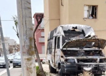 Vittoria, incendiato un furgone nella notte