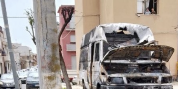 Vittoria, incendiato un furgone nella notte