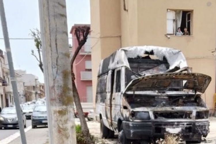 Vittoria, incendiato un furgone nella notte