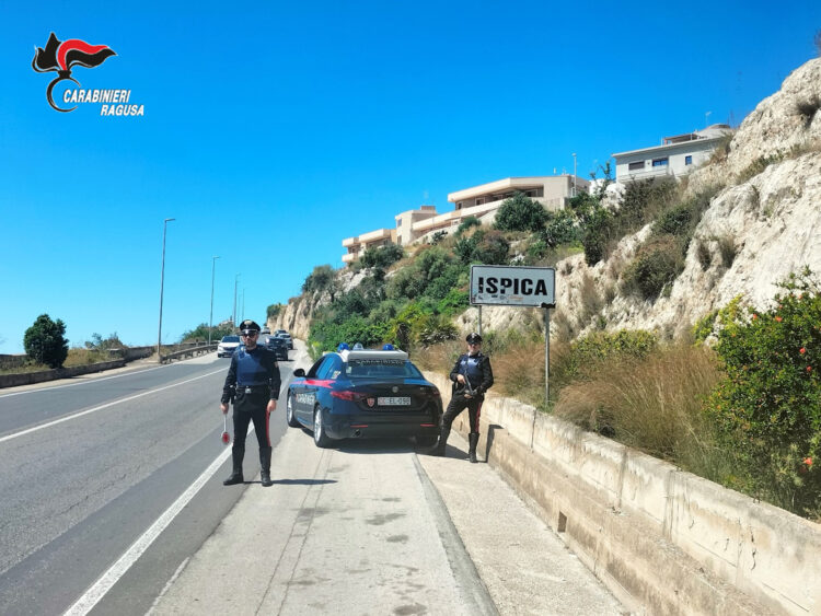 Ispica, incendia alberi di carrubo: denunciato tunisino senza fissa dimora