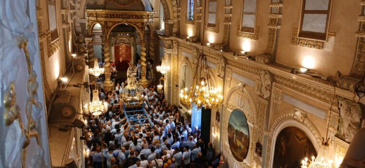Chiaramonte, Maria Santissima di Gulfi: bagno di folla anche per il rito della discesa