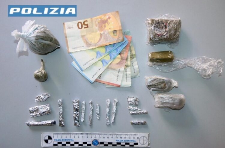 Vittoria, tunisino tratto in arresto in piazza Manin: sorpreso a spacciare