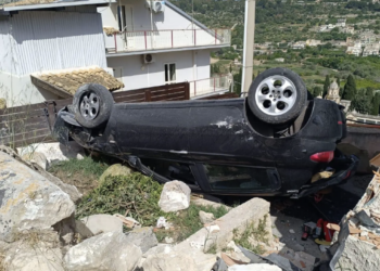 Scicli, si ribalta con l’auto e finisce in un cortile: tragedia sfiorata