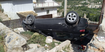Scicli, si ribalta con l’auto e finisce in un cortile: tragedia sfiorata