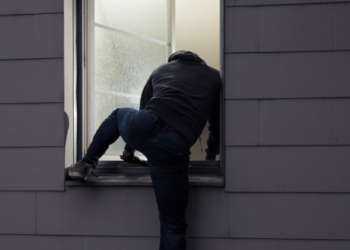 Modica, tentato furto in villa. Ladro si lancia dalla finestra per scappare: preso