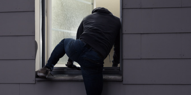 Modica, tentato furto in villa. Ladro si lancia dalla finestra per scappare: preso