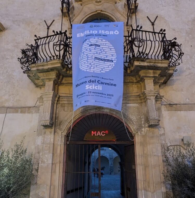 Scicli al centro della cultura nazionale con la mostra “L’opera delle formiche” del maestro Emilio Isgrò