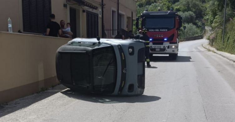 Modica, si ribaltano con la minicar elettrica: feriti due giovanissimi