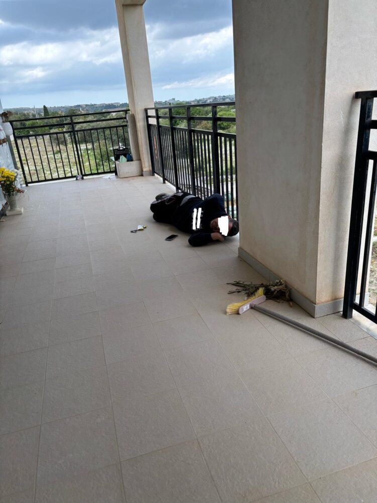 Modica, dorme nella colombaia al cimitero e non vuole andare via