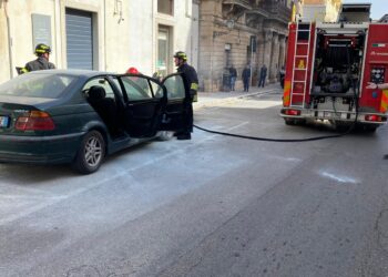 Modica, auto in fiamme mentre era in marcia lungo corso Santa Teresa