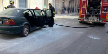 Modica, auto in fiamme mentre era in marcia lungo corso Santa Teresa