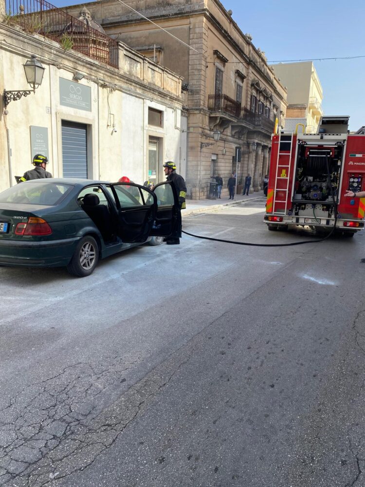 Modica, auto in fiamme mentre era in marcia lungo corso Santa Teresa
