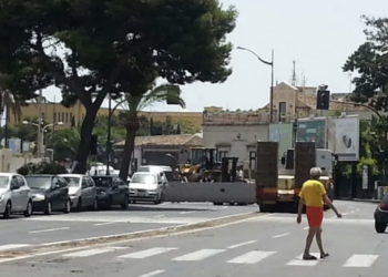 Parcheggiatore abusivo uccide a coltellate il dipendente di una pasticceria del posto