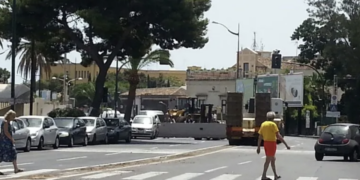 Parcheggiatore abusivo uccide a coltellate il dipendente di una pasticceria del posto